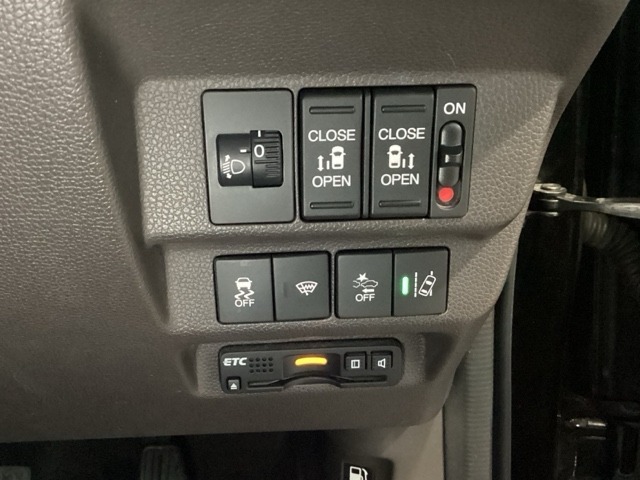 【両側パワースライドドア】です。リモコンや運転席のスイッチ操作で楽々自動開閉。