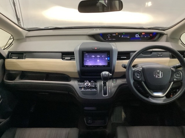広びろとした視界が運転にゆとりを広げます。