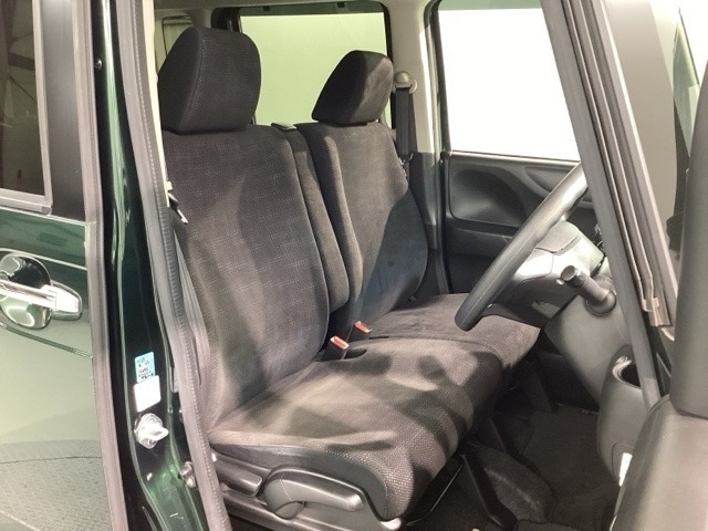 運転席、助手席☆ともにゆとりのある空間となっております♪