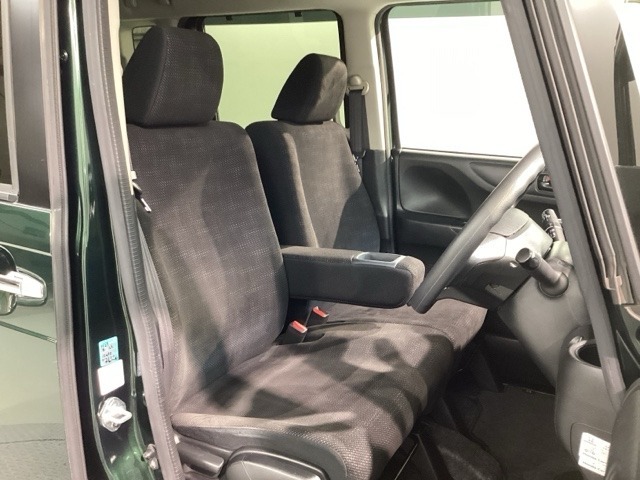 運転席、助手席☆ともにゆとりのある空間となっております♪