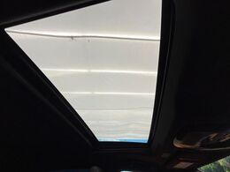【サンルーフ】開放感たっぷりの希少装備、サンルーフが装着されています！車内に明かりを取り入れたり景色を楽しむ以外にも、車内の空気も簡単に換気できて快適です！
