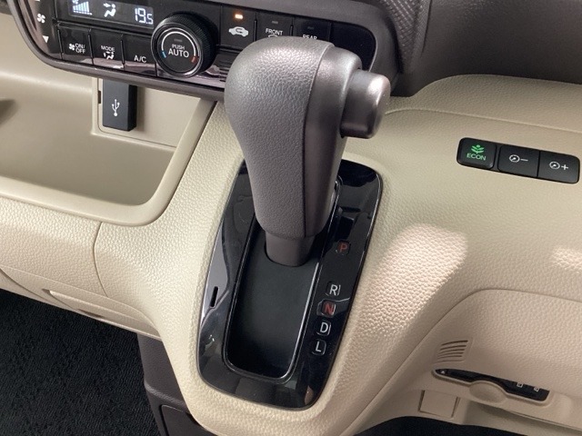 インパネシフトを採用しているので、前席の足元も広々としています。運転席と助手席の行き来もスムーズです！