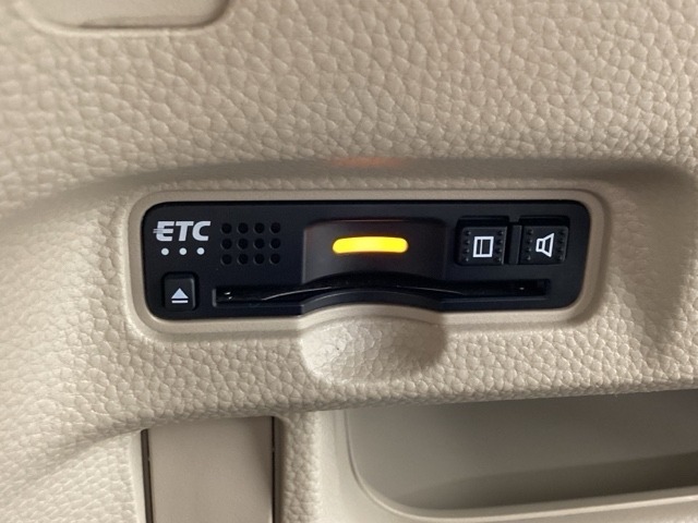 ETCが付いてます。ETC搭載車しか通過できないスマートICが利用できるようになりますよ！現在スマートICの設置箇所も増えてきているので、高速道路利用の幅が広がりますね☆