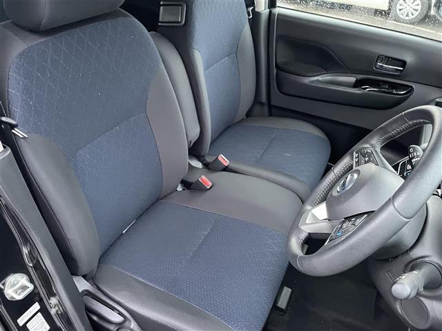 【運転席】座り心地が良いシートなので長時間の運転でも快適にお過ごしいただけます。新品のフロアマットのご注文も可能です。掲載箇所以外にご希望の写真がございましたらお気軽にお問い合わせ下さい。