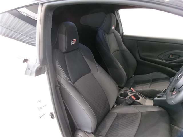 高いホールド性で運転姿勢が安定します。長距離ドライブでも疲れにくいのが魅力です。快適なドライビングライフをお送りください♪