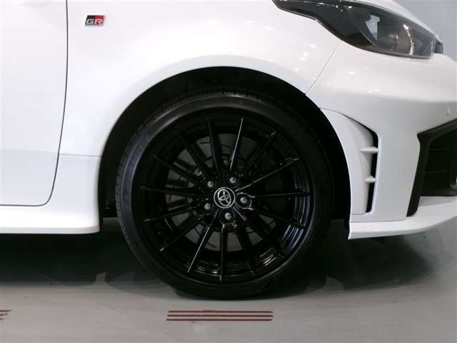 純正のアルミホイール装着車です。タイヤサイズは225/40R18です。