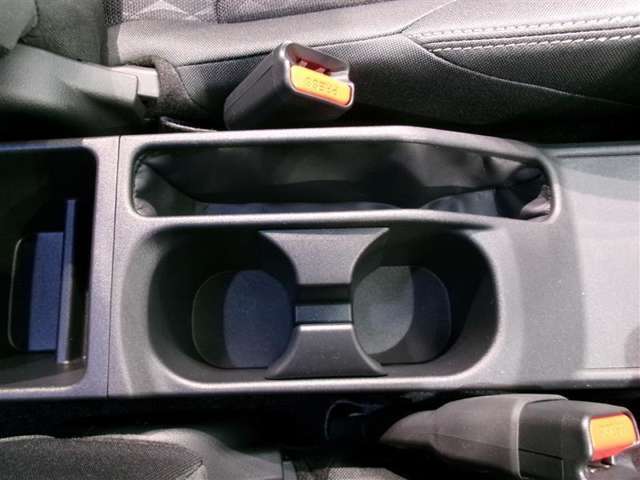 カップホルダー付きです。