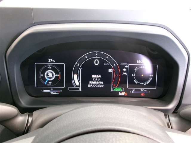 とっても見やすいメーターです。夜間時はラグジュアリーな気分にさせてくれる照明が魅力ですので、夜のドライブも楽しみになりますよ♪