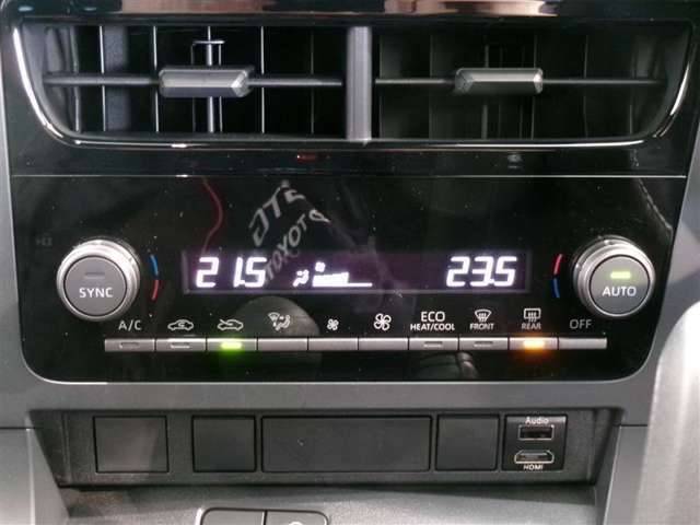 左右独立温度コントロールフルオートエアコンです。運転席、助手席それぞれで独立して温度設定ができます。冷え性の方が乗っても安心ですね♪