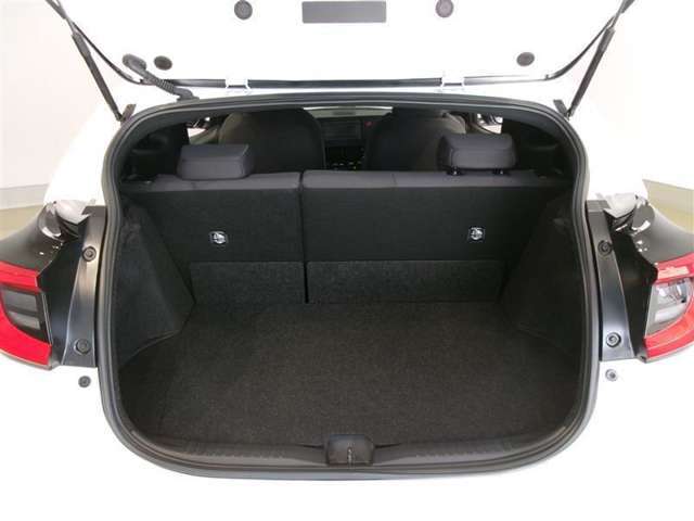 広々としたラゲージスペースを備えています。大きなものや長さのある荷物もしっかりと積み込めます。