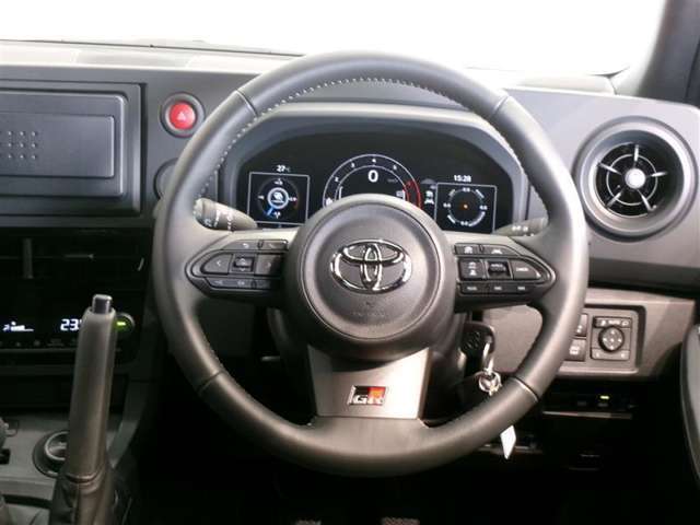 ステアリングスイッチ付き。前方から目を離すことなく操作することが可能です。