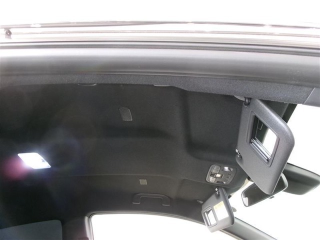 サンバイザーには、バニティーミラー付いてます。