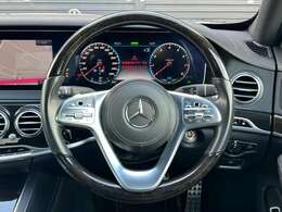 手になじみやすいステアリングで左右の機能でナビに触らず、音量調整や切り替えができるので、走行中にとても便利です！