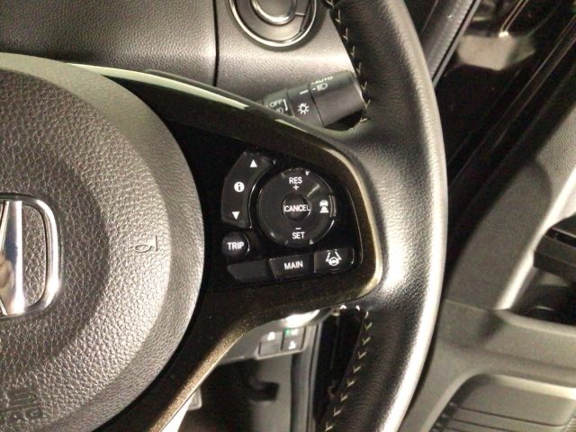 【アダプティブ・クルーズ・コントロール】予め設定した車速内でクルマが自動的に加減速。 前走車との適切な車間距離を維持しながら追従走行し、高速道路でのドライバーの疲労を軽減してくれる嬉しい機能付♪