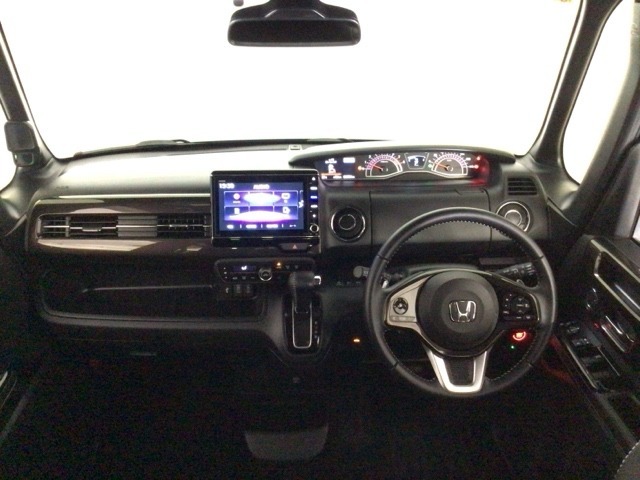 【前方視界】開放的な前方視界！運転がしやすく疲れにくいです♪窓が大きく、見通しがとっても良いおクルマですよ♪