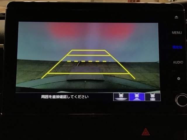 【バックカメラ】運転が苦手な方も車庫入れラクラクです！ギアをリバースに入れれば自動的に切り換わりますので、面倒な操作は不要です♪狭い駐車場もお車を傷つけず安心ですね！