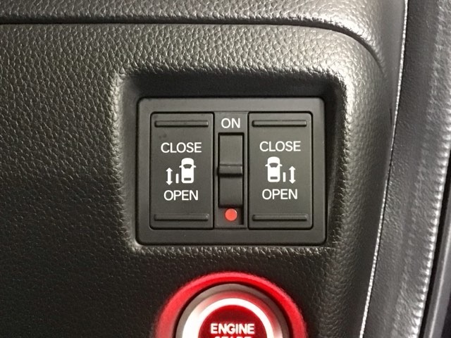 【両側パワースライドドア】両側がパワースライドドアになっており、運転席のスイッチやスマートキーでも開閉が可能です！開口部も広いので乗り降りも楽々♪