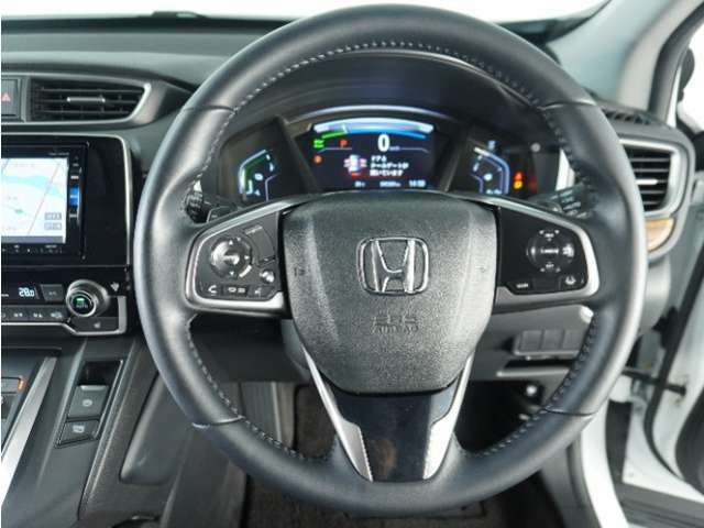 【Honda SENSING】 カメラ等装置で精度の高い検知能力を発揮、安全運転を支援します。ステアリング上のコントローラーに注目！