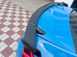 【リヤスポイラー】スポーツカーらしさがグッと引き立つリヤスポイラーを装着♪高速走行時のスタビリティ（走行安定性）向上に役立ちます。