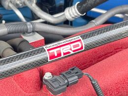 【TRDタワーバー】お車の剛性を高めるタワーバーを装備。よりスムーズなコーナリング走行が可能となり、走りも楽しめます。