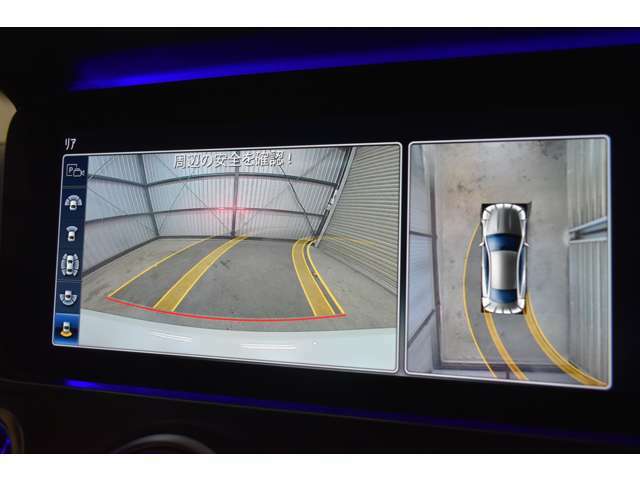 フロントグリル、左右のドアミラー、リアライセンスプレート上方に4つの広角・高解像度カメラを備え、合成処理された周囲の状況をモニターに表示し、車両周囲を俯瞰で直感的に把握できます。