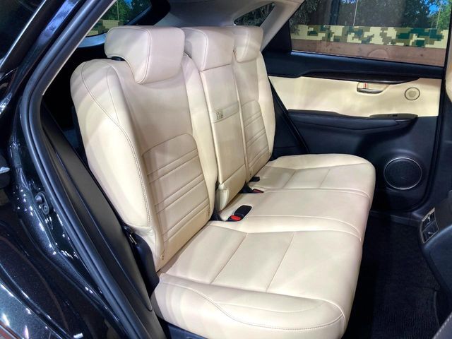 後部座席も気になるようなキズ・汚れやへたり等、大きなダメージはなく、良好な状態です。