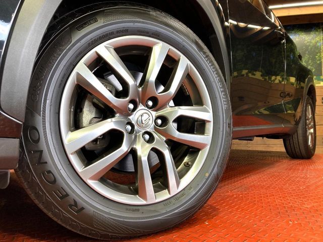 【純正18インチアルミホイール】外観にマッチした純正アルミホイールを装着しております。各種社外アルミホイールや、スタッドレスタイヤも取扱いしております。是非ご相談ください♪
