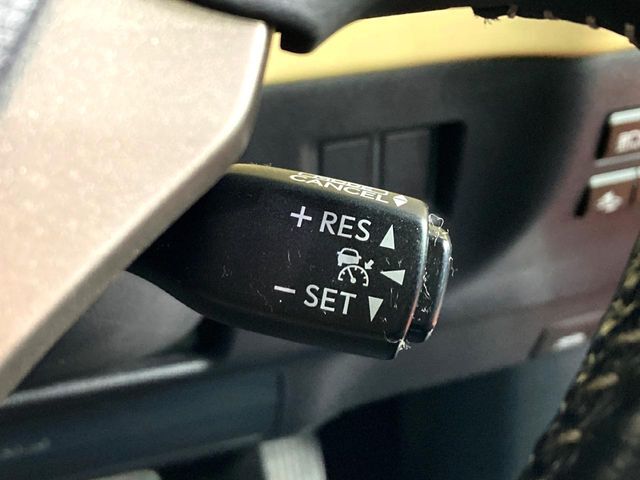 【レーダークルーズコントロール】高速道路での長距離走行が楽に！！自動で速度を保つクルーズコントロールが、衝突軽減システムと連携し、前方の車両を感知して車間を保つように速度調節してくれます！！