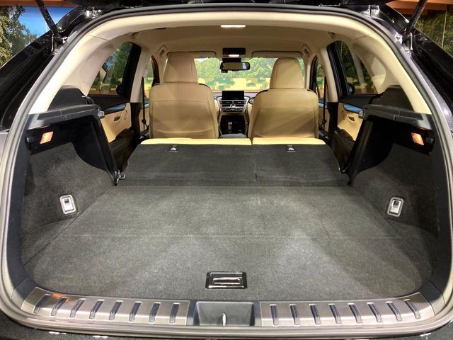 積み下ろしのしやすいデッキにはたっぷりと荷物を積み込んでいただけます。遊びから仕事まで、様々なシーンで頼れます♪