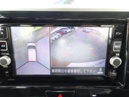 アラウンドビューモニターです。白線や駐車車両をナビゲーション画面に表示。駐車しているクルマとの位置関係がひとめで分かって安心です。