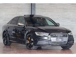 平成25年11月登録　アウディS6セダン　4.0クワトロ　お色はファントムブラックパールエフェクトとなっております。