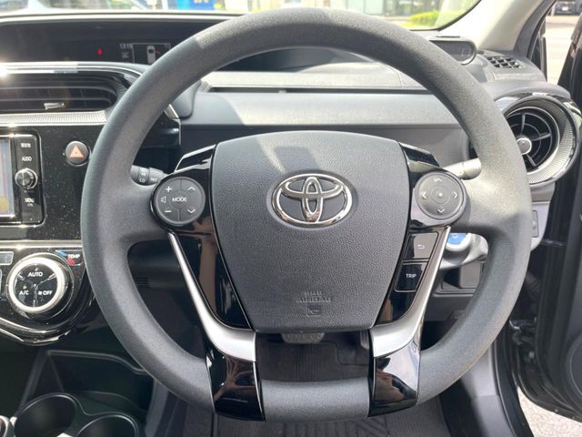 インテリアに合わせたデザインのステアリングは、運転される方のことも考え、運転しやすい形状、大きさです。是非一度、実際に触ってお確かめください。