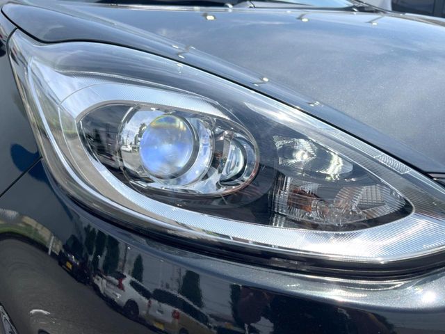 【LEDヘッドライト】悪天候や夜間走行時も良好な視界を確保し安心して運転できる高輝度LEDヘッドライトを装備！点灯速度が早く、消費電力も抑えられています。