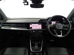 室内の使用感も少なく、まだまだこれから安心して長くお乗りいただけるお車です。