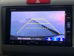 バックギアに入れるだけで自動でリヤカメラに切り替わります！車庫入れやバックが苦手な方にオススメ！