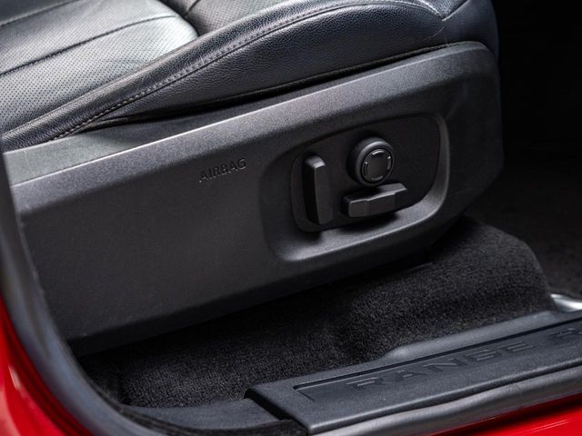 電動パワーシートですので運転中のシート調節も安全に行えます。微調整も可能ですのであなただけのドライビングポジションを実現します。