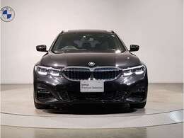 【BMWの伝統】BMWの特徴的な“キドニーグリル”は、80年以上続く伝統の形でございます。変わらないこだわりのデザインが、プレミアムブランド“BMW”を創り出します。