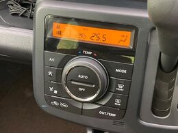 【オートエアコン】一度お好みの温度に設定すれば、車内の温度を検知し風量や温度を自動で調整。暑い…寒い…と何度もスイッチ操作をする必要はありません。快適な車内空間には必須の機能ですね♪