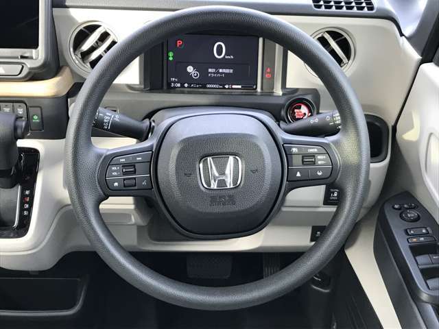 ハンドル周りです！ボタンの配置やメーターのイメージなどご覧ください♪♪