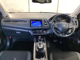 車内はチタニア抗菌防臭施工済です。黒系の内装色がスポーティなインパネ周りを演出します。グローブボックスやカップホルダーのほかにトレーなどたくさんの収納スペースが付いています。