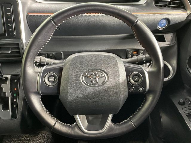 【純正革巻きステアリング】上質な革を使用することで、手にしっかり馴染みとても運転しやすいハンドルです♪