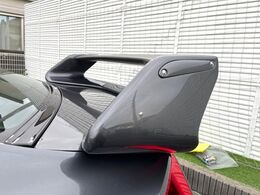 【大型リヤスポイラー】スポーツカーらしさがグッと引き立つ大型リヤスポイラーを装着♪高速走行時のスタビリティ（走行安定性）向上に役立ちます。