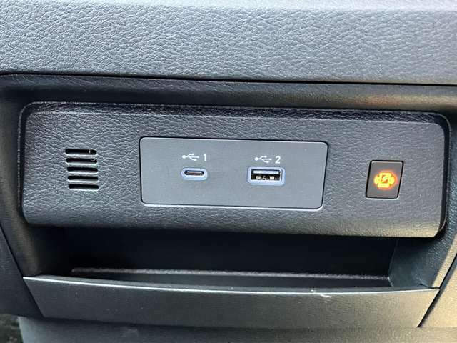 USB Type-AとUSB Type-C充電端子が装着されていますので車内でスマートフォンなどの充電が可能です。