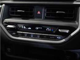 【オートエアコン】温度を設定すれば自動で快適な車内温度を保ちます。エアコン内部の高性能脱臭フィルターで車内のアレルゲンや花粉を除去。