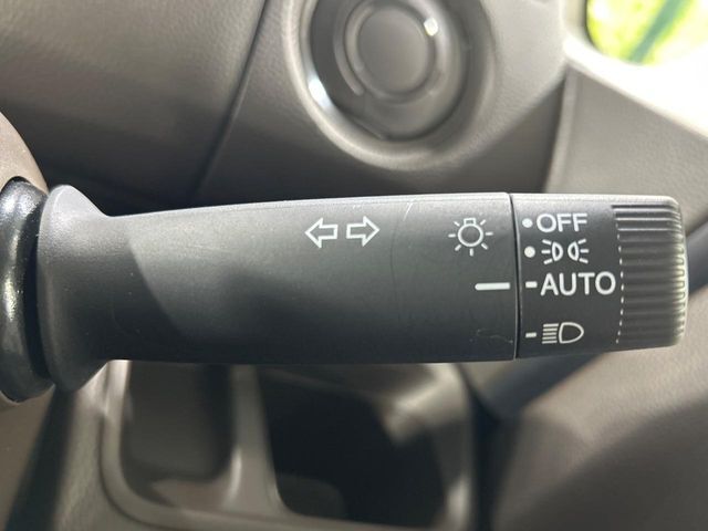 【オートライト】周りの明るさに応じて自動でヘッドライトの点灯・消灯ができる機能です！ライトの付け忘れ・消し忘れなどが無くなり、雨の日や夕方の走行も安心！トンネル通過時も便利ですね♪