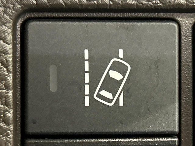 【車線維持支援システム】高速道路走行時、車線からはみ出しそうな時にステアリングを制御。より安心・安全な運転をサポートしてくれます！