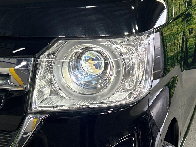 【LEDヘッドライト】悪天候や夜間走行時も良好な視界を確保し安心して運転できる高輝度LEDヘッドライトを装備！点灯速度が早く、消費電力も抑えられています。
