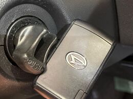 【キーレススタートシステム】カバンやポケットに入れたままでもドアの施錠・解錠が可能なスマートキーを装備。エンジンのオン・オフ時もカギを取り出す必要が無いからとっても便利です♪