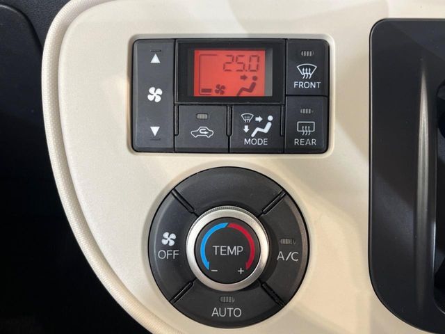 【オートエアコン】一度お好みの温度に設定すれば、車内の温度を検知し風量や温度を自動で調整。暑い…寒い…と何度もスイッチ操作をする必要はありません。快適な車内空間には必須の機能ですね♪