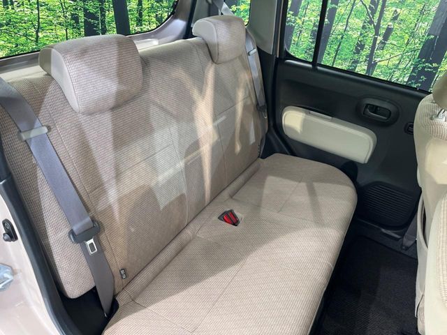 後部座席も気になるようなキズ・汚れやへたり等、大きなダメージはなく、良好な状態です。